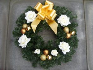 18” Wreath - White Roses, Gold Baubles & Gold Bow - from £22.00